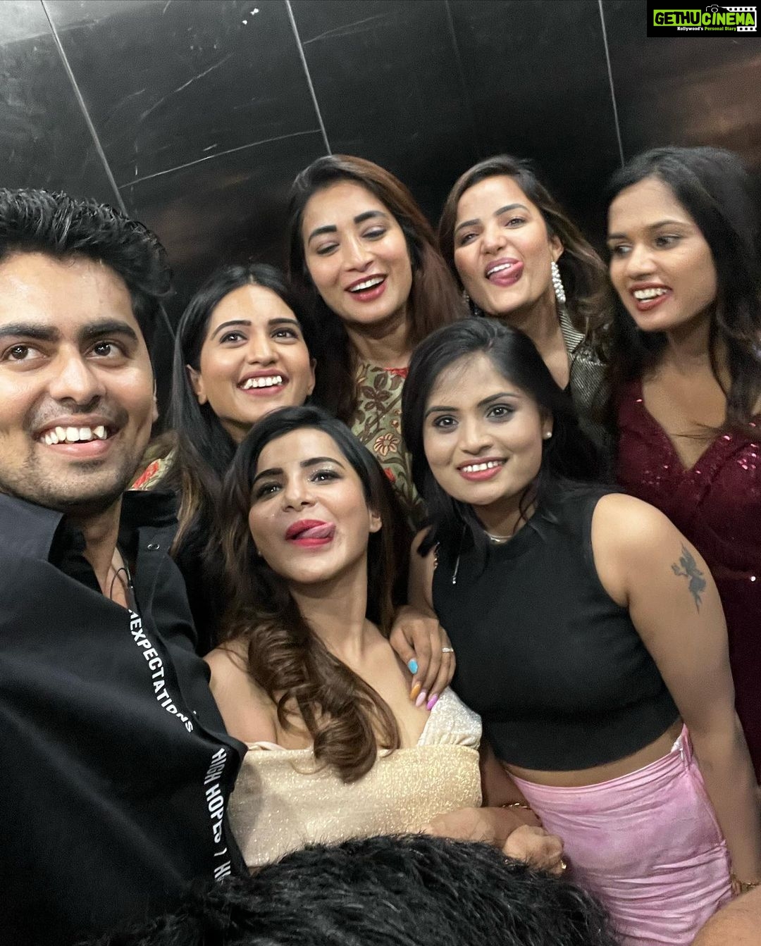Ashu Reddy Instagram - Takes time, but always together!♥️🤷🏻♀️ For an event last night!!🤗 #ashureddy #biggbossfamily 💕 #gratefuleveryday