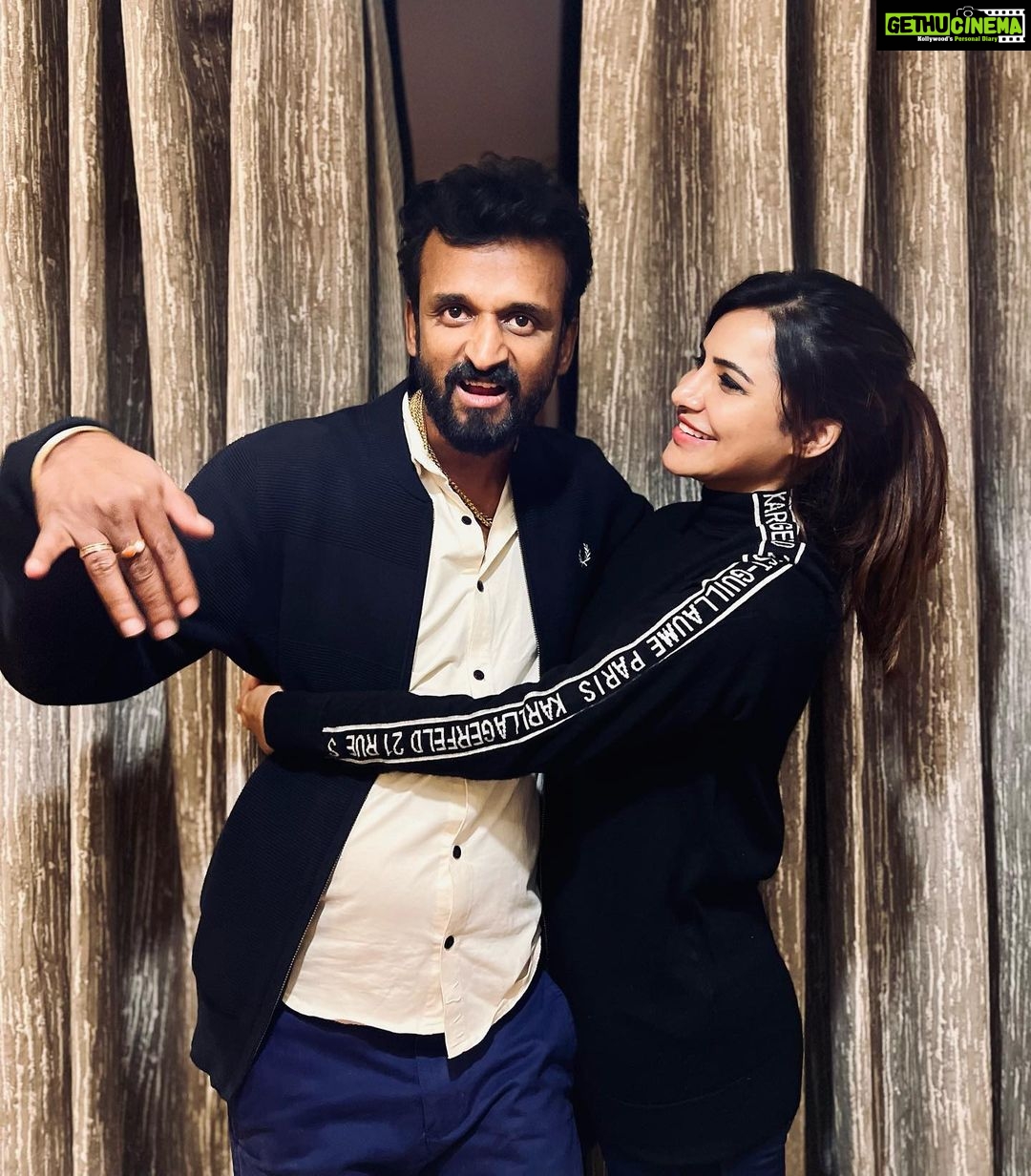 Ashu Reddy Instagram - My life was so better before I met you, but we got no option, we are together always .. My possessive protector, my Brother!' 🤷🏻♀️♥️😝 #ashureddy #brotherlove #brotherfromanothermother ♥️😊