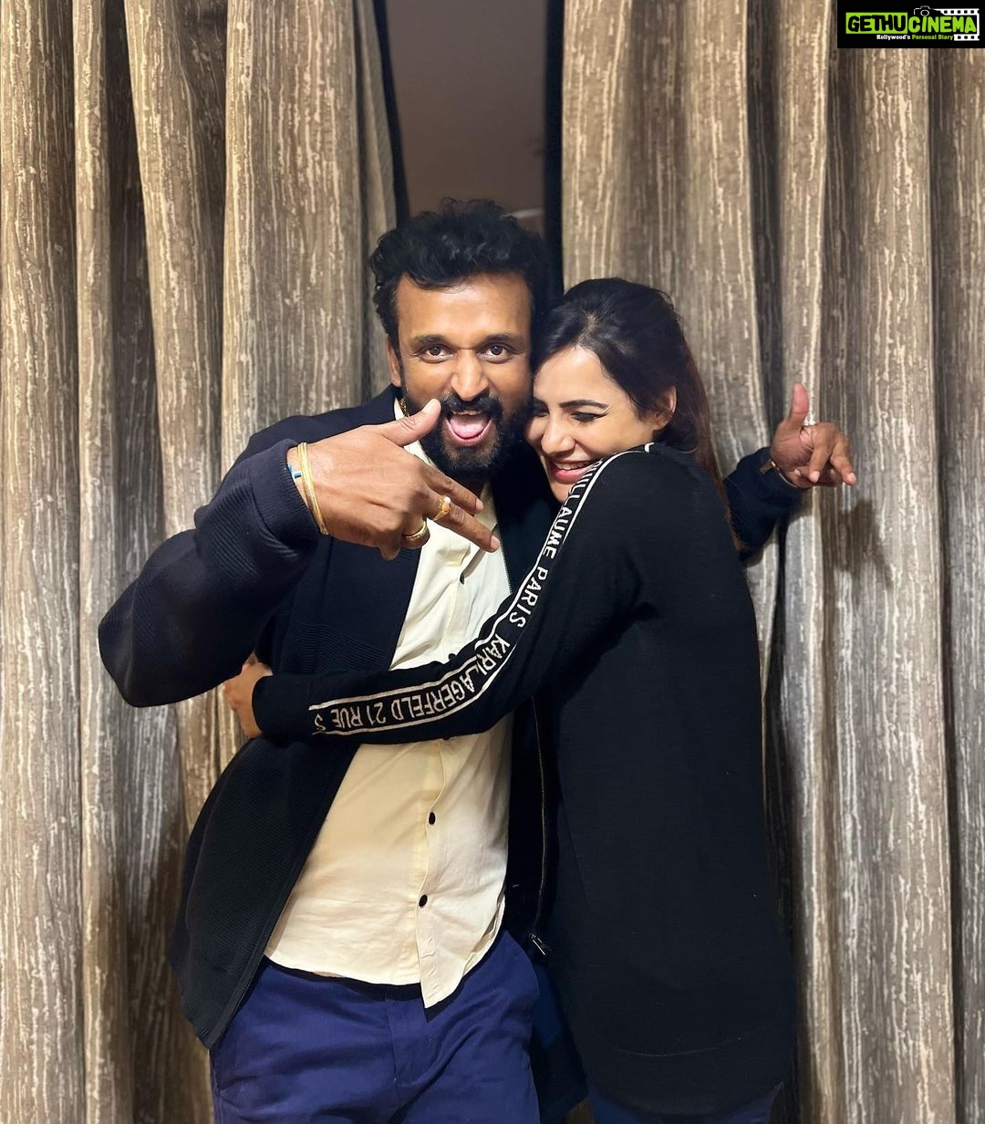 Ashu Reddy Instagram - My life was so better before I met you, but we got no option, we are together always .. My possessive protector, my Brother!' 🤷🏻♀️♥️😝 #ashureddy #brotherlove #brotherfromanothermother ♥️😊