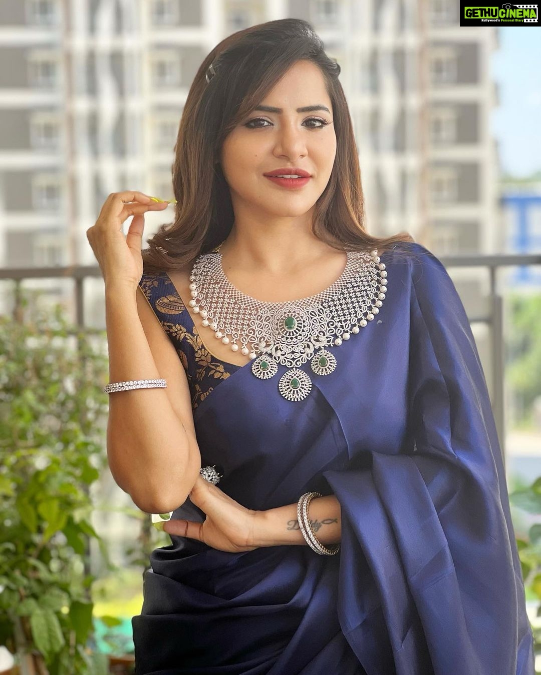 Ashu Reddy Instagram - Happy Vinayaka Chaviti β₯οΈ May your gold be doubled and diamonds be tripled, and love be infinite π«Άπ»π« #ashureddy #vinayakachavithi #girlstyle #traditionalwear π
