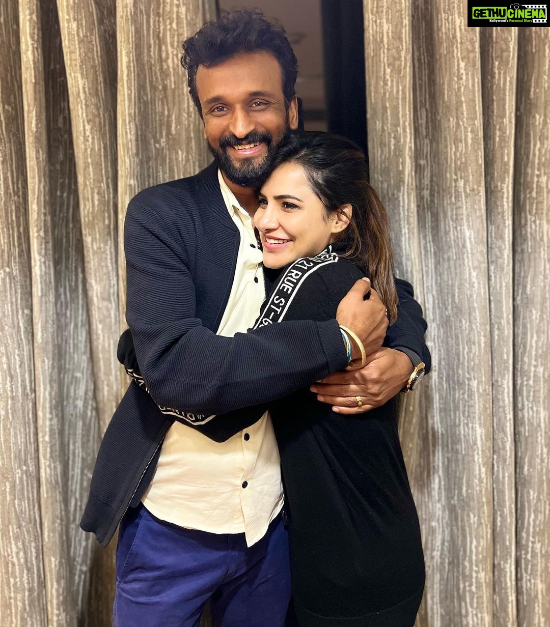 Ashu Reddy Instagram - My life was so better before I met you, but we got no option, we are together always .. My possessive protector, my Brother!' 🤷🏻♀️♥️😝 #ashureddy #brotherlove #brotherfromanothermother ♥️😊