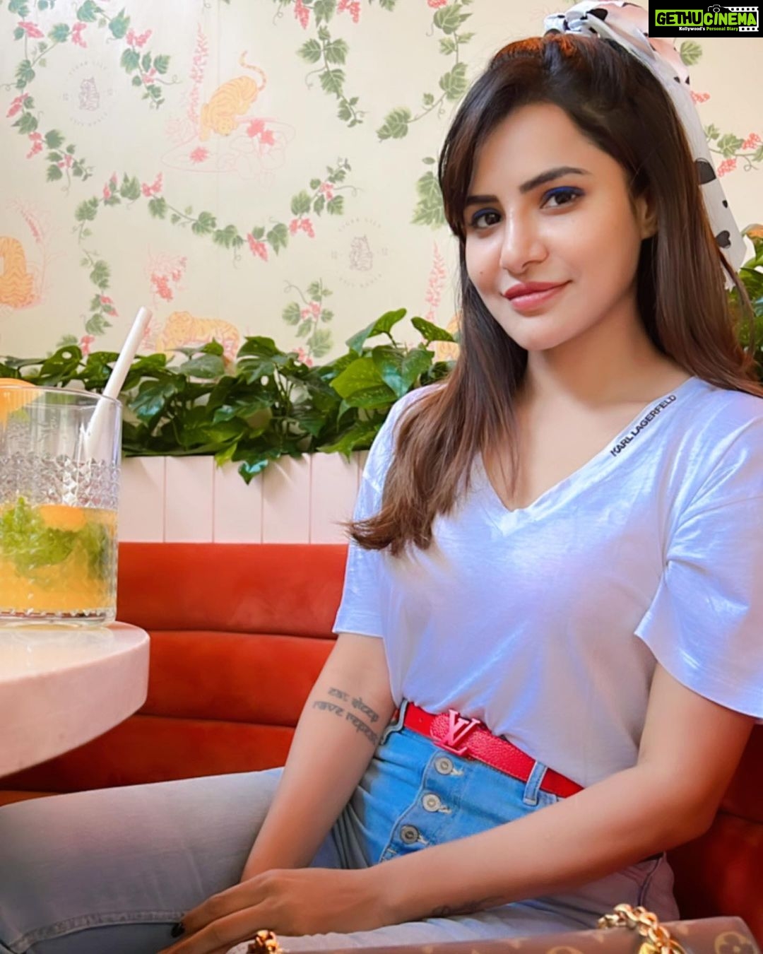 Ashu Reddy Instagram - I'm package of savage and sweetness 👻💃🏻 #ashureddy #goodvibesonly 🤷🏻♀️ ☕️