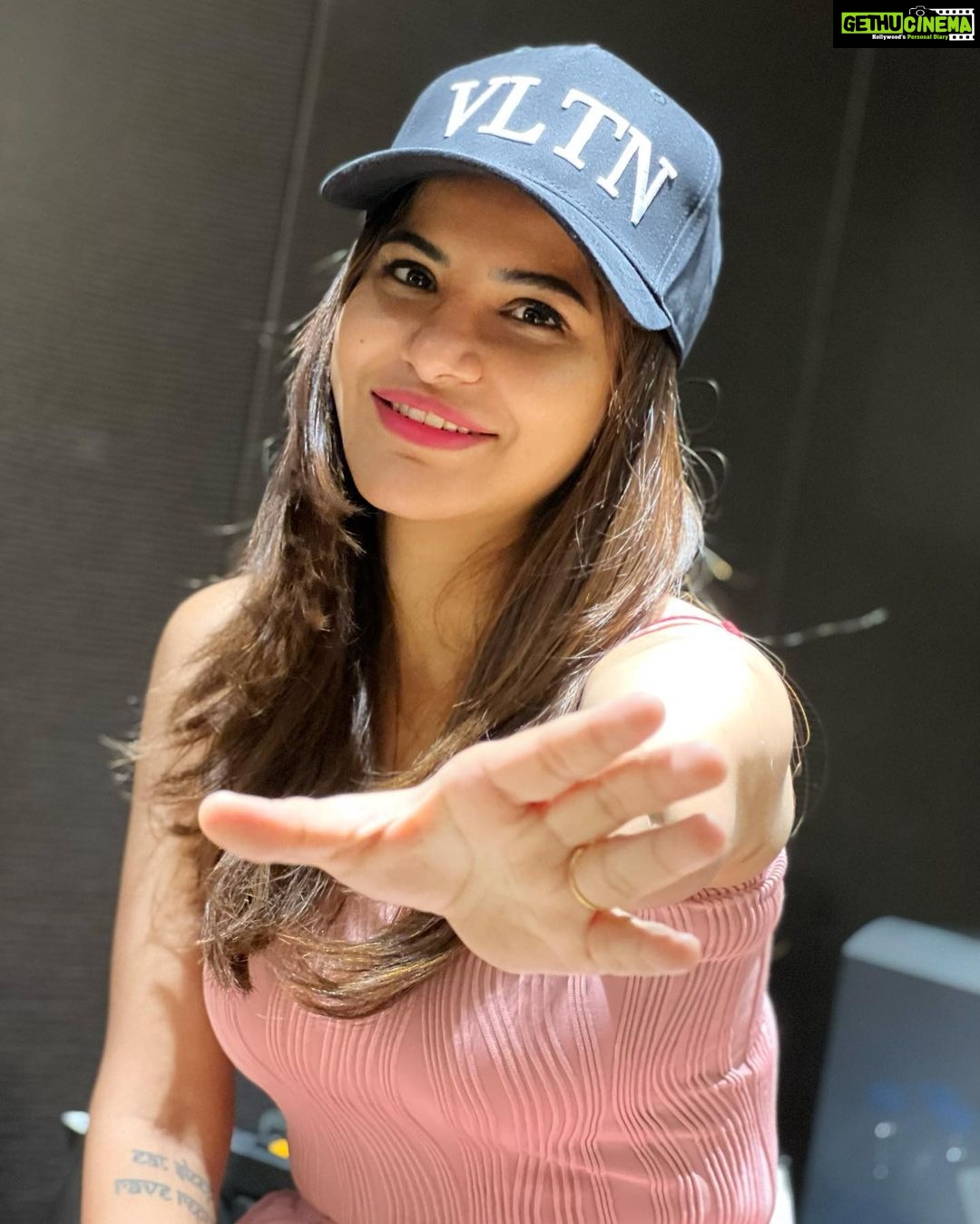 Ashu Reddy Instagram - In a room full of art, I would still stare at youuu!! 🤗♥️ #ashureddy #feeltheyogahigh