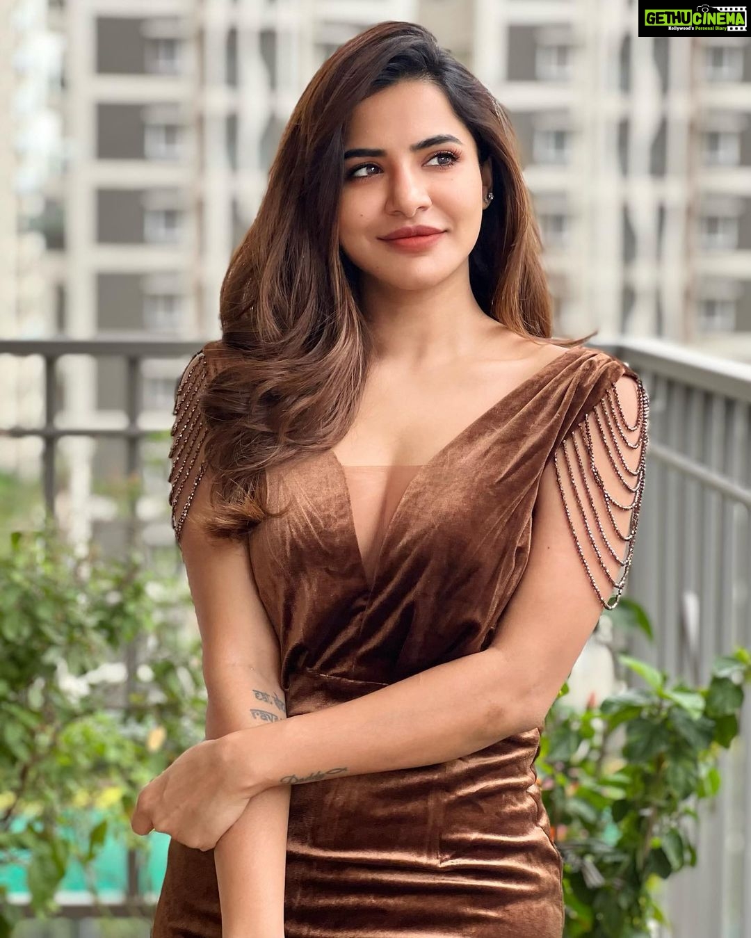 Ashu Reddy Instagram - You need no ornaments when you're solid gold 🏵🫠 #ashureddy #coffeevibes #randomthoughts