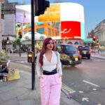 Ashu Reddy Instagram - Central London ♥️ #ashureddy #traveladdict #london🇬🇧 #england #unitedkingdom 🍀 Piccadilly Circus