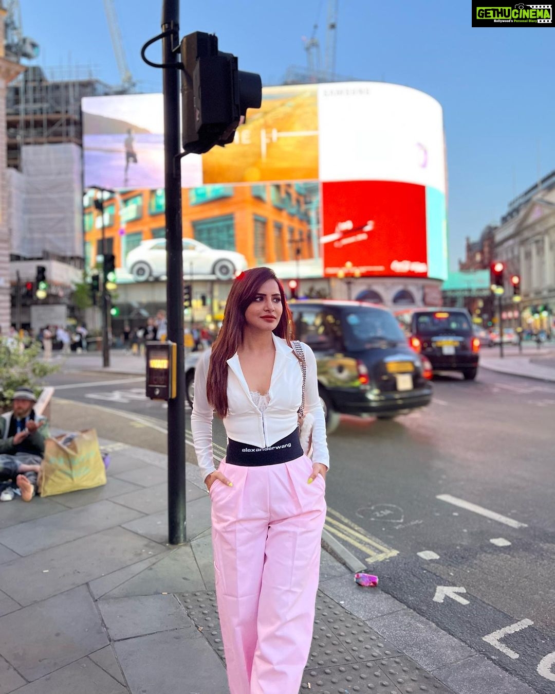 Ashu Reddy Instagram - Central London ♥️ #ashureddy #traveladdict #london🇬🇧 #england #unitedkingdom 🍀 Piccadilly Circus