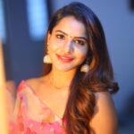 Ashu Reddy Instagram - Just a better version of me ♥️🌟 #ashureddy #sareefeels #beingtraditional #dussera2022 🐾 @naveen_photography_official 🙋🏻‍♀️