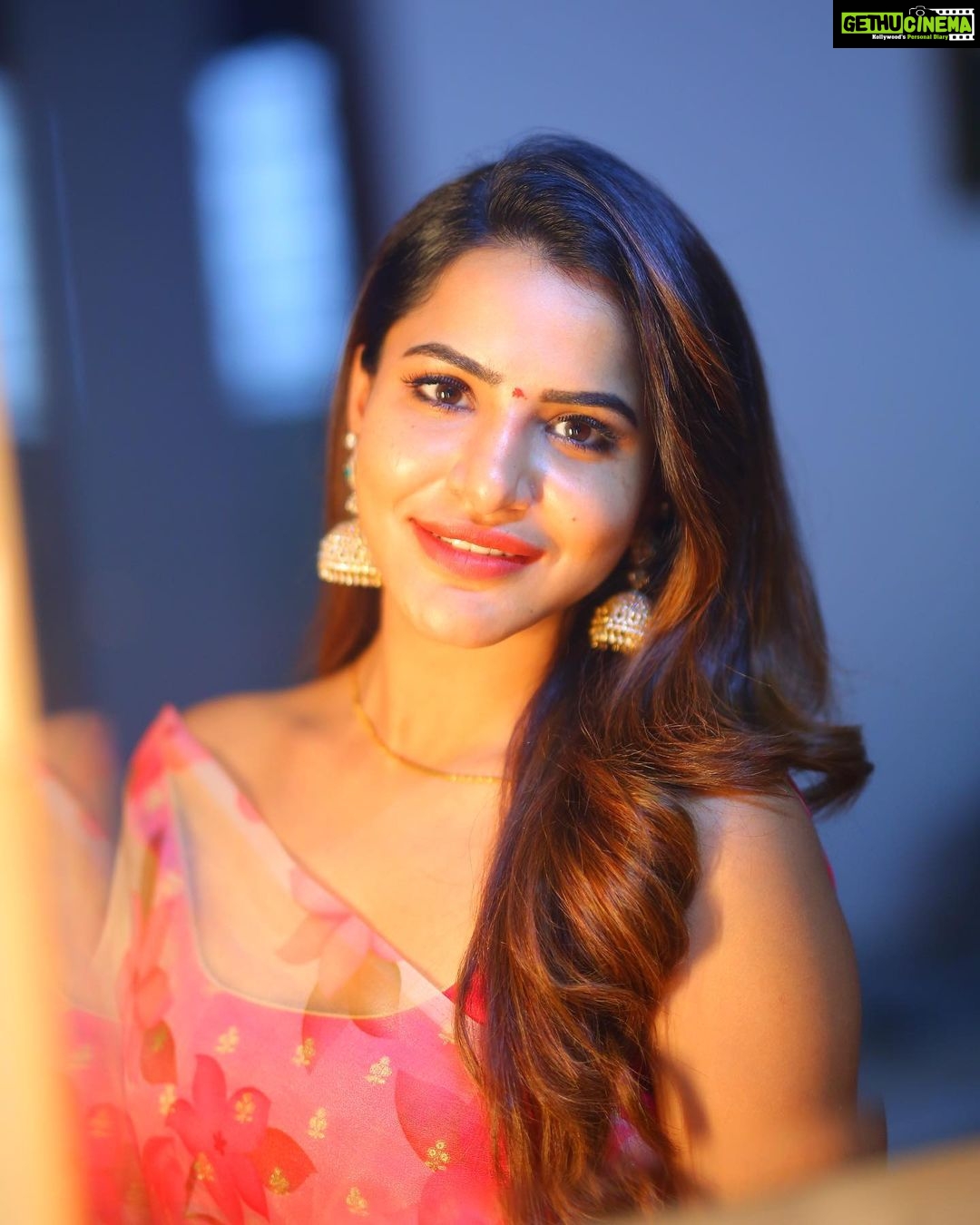 Ashu Reddy Instagram - Just a better version of me ♥️🌟 #ashureddy #sareefeels #beingtraditional #dussera2022 🐾 @naveen_photography_official 🙋🏻♀️