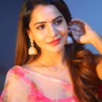 Ashu Reddy Instagram - Just a better version of me ♥️🌟 #ashureddy #sareefeels #beingtraditional #dussera2022 🐾 @naveen_photography_official 🙋🏻‍♀️