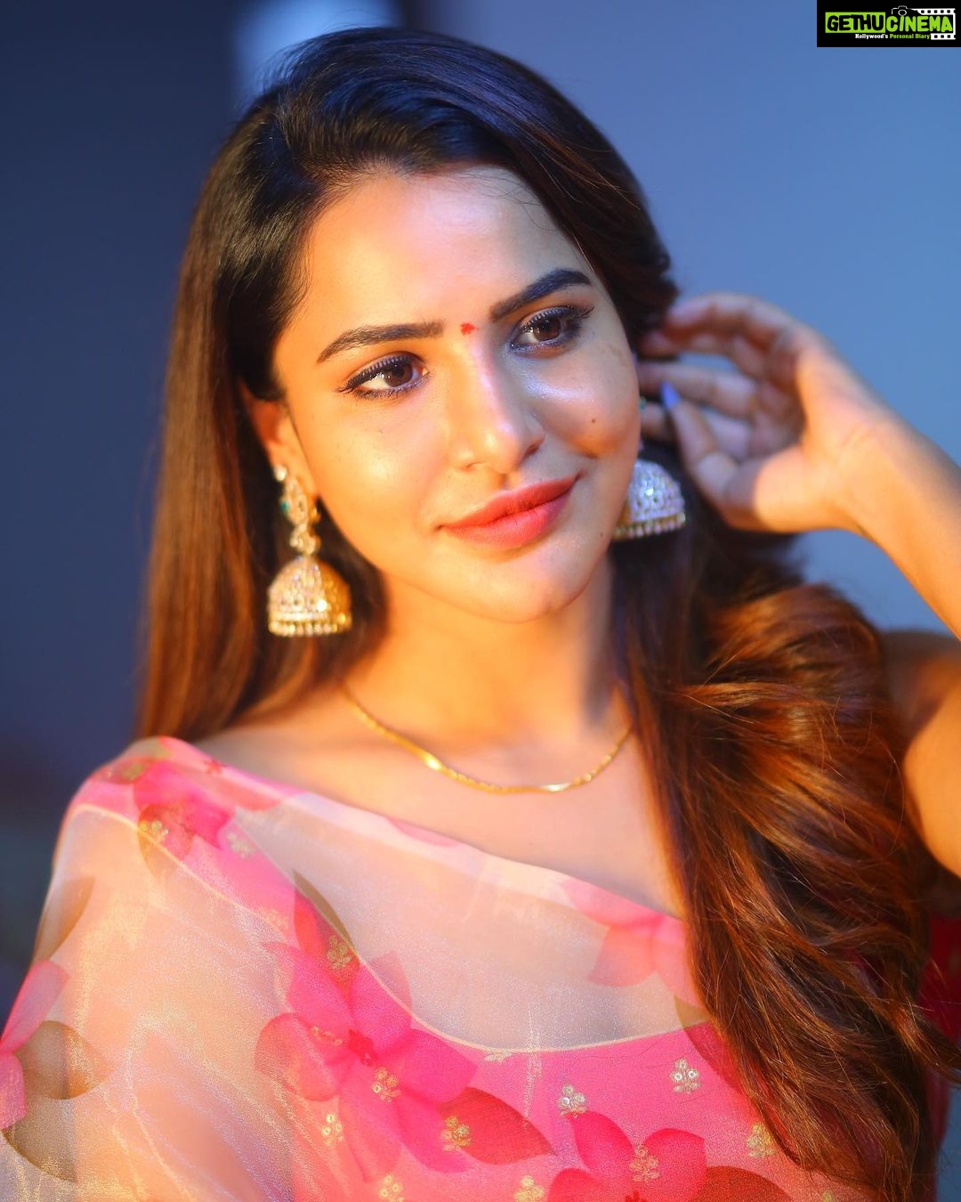 Ashu Reddy Instagram - Just a better version of me ♥️🌟 #ashureddy #sareefeels #beingtraditional #dussera2022 🐾 @naveen_photography_official 🙋🏻♀️