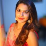 Ashu Reddy Instagram - Just a better version of me ♥️🌟 #ashureddy #sareefeels #beingtraditional #dussera2022 🐾 @naveen_photography_official 🙋🏻‍♀️