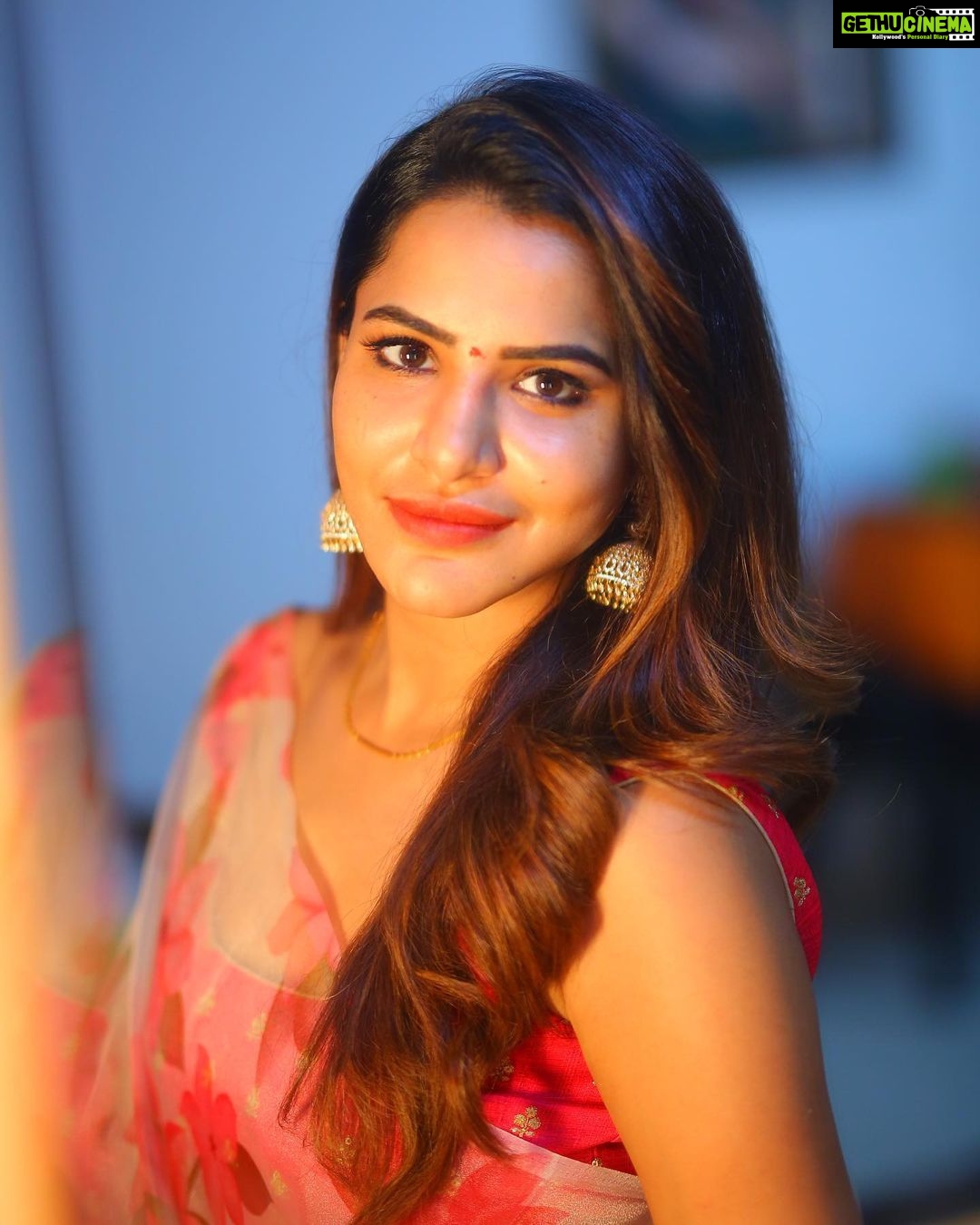 Ashu Reddy Instagram - Just a better version of me ♥️🌟 #ashureddy #sareefeels #beingtraditional #dussera2022 🐾 @naveen_photography_official 🙋🏻♀️