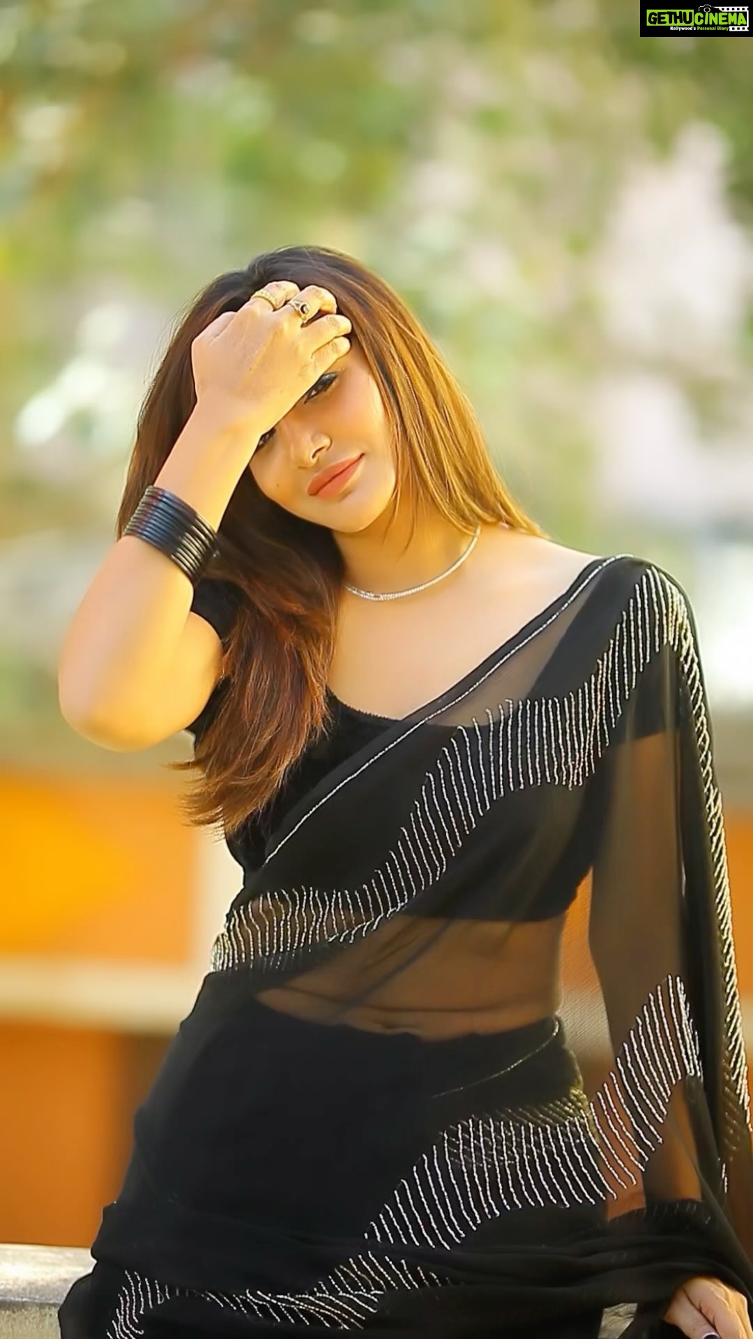 Ashu Reddy Instagram - Emito ivaala kothaga undi🙈♥️ #ashureddy #feelingdreamy #filmybubbles 💥 @naveen_photography_official
