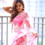 Ashu Reddy Instagram - Just a better version of me ♥️🌟 #ashureddy #sareefeels #beingtraditional #dussera2022 🐾 @naveen_photography_official 🙋🏻‍♀️