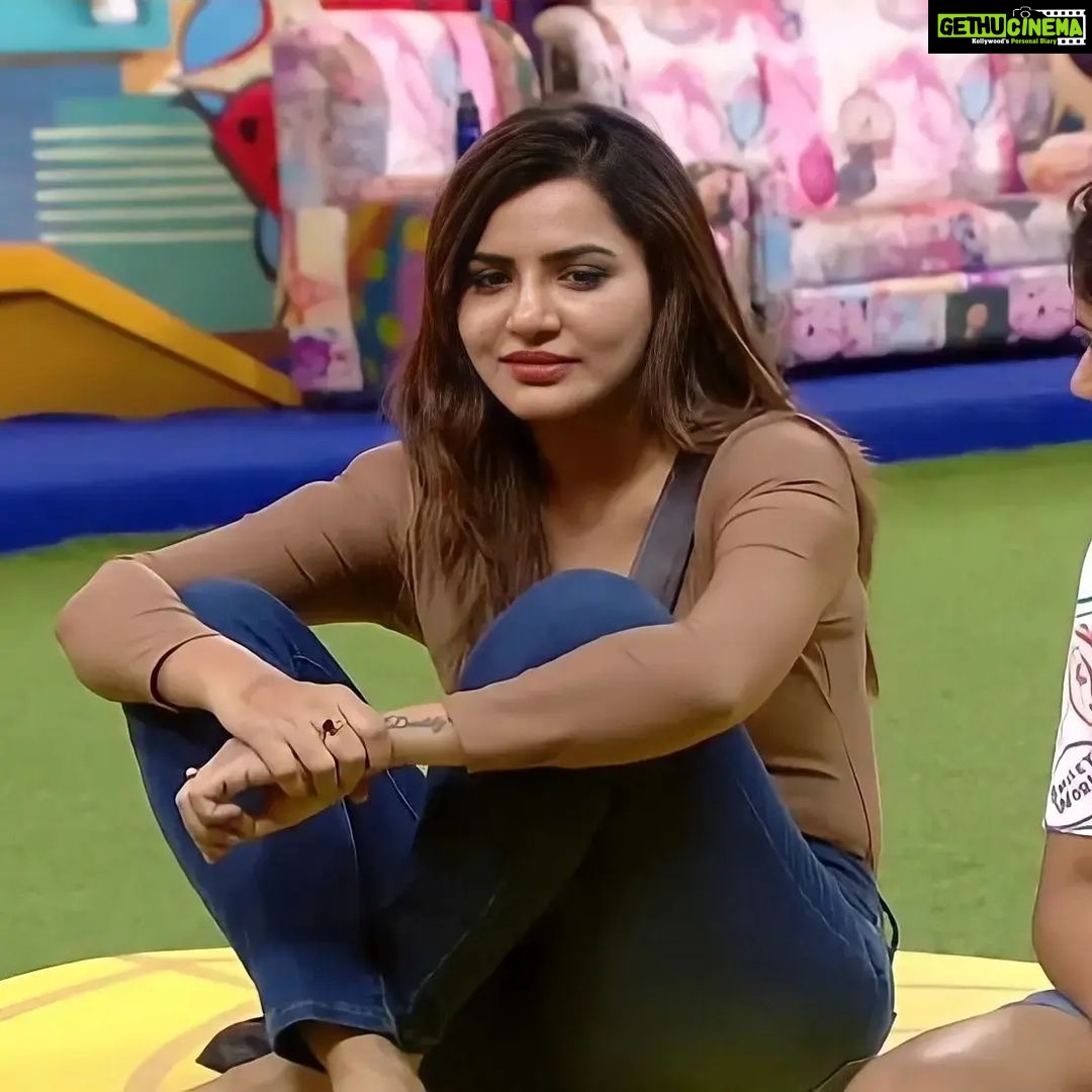 Ashu Reddy Instagram - Day 12 At Bigg Boss House π‘ #Ashureddy #BiggBossNonStop #biggbosstelugu #biggboss #disneyhotstar #Pichhekistha #bigbossott #foryou #supportashureddy #biggbossashureddy #gamer #warrior #love #instagram #police #policegirl #policeofficer