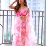 Ashu Reddy Instagram - Just a better version of me ♥️🌟 #ashureddy #sareefeels #beingtraditional #dussera2022 🐾 @naveen_photography_official 🙋🏻‍♀️
