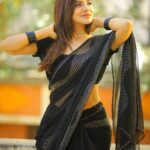 Ashu Reddy Instagram - • Ayeee.. Teri pyaari in saree • 🖤♥️ #ashureddy #blacksaree #siggu 🙈😵‍💫😂 @naveen_photography_official