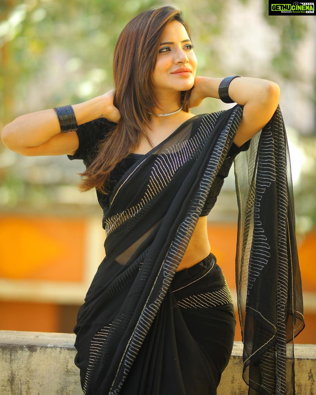 Ashu Reddy Instagram - • Ayeee.. Teri pyaari in saree • 🖤♥️ #ashureddy #blacksaree #siggu 🙈😵💫😂 @naveen_photography_official