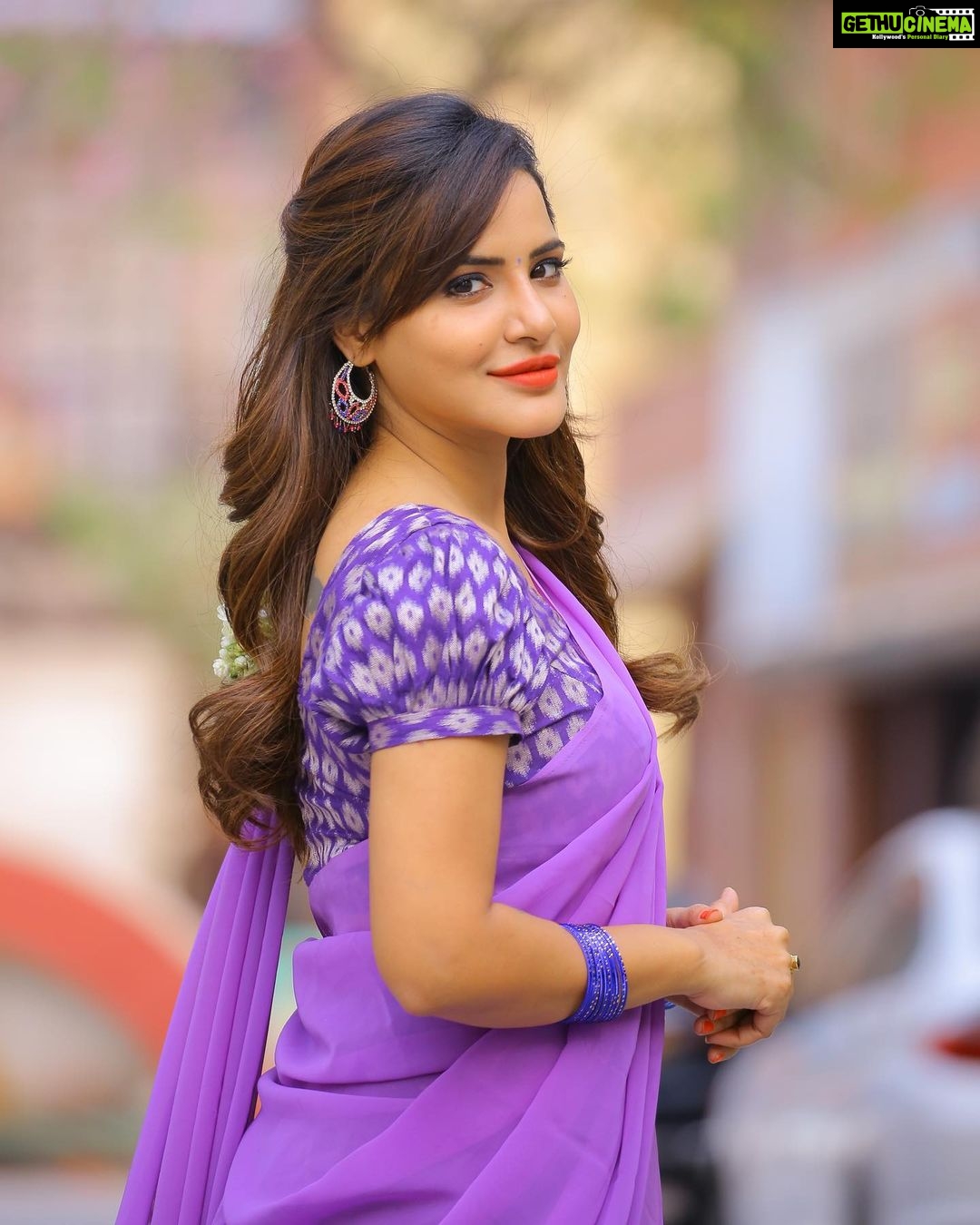 Ashu Reddy Instagram - Varudu kaavalenu..!! Siggu ostundi enduko๐โฅ๏ธ #ashureddy #simpleandcute #filmyfeels ๐ #halfsareestyle ๐ฅ๐ #commentifyoulike