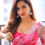 Ashu Reddy Instagram - Just a better version of me ♥️🌟 #ashureddy #sareefeels #beingtraditional #dussera2022 🐾 @naveen_photography_official 🙋🏻‍♀️