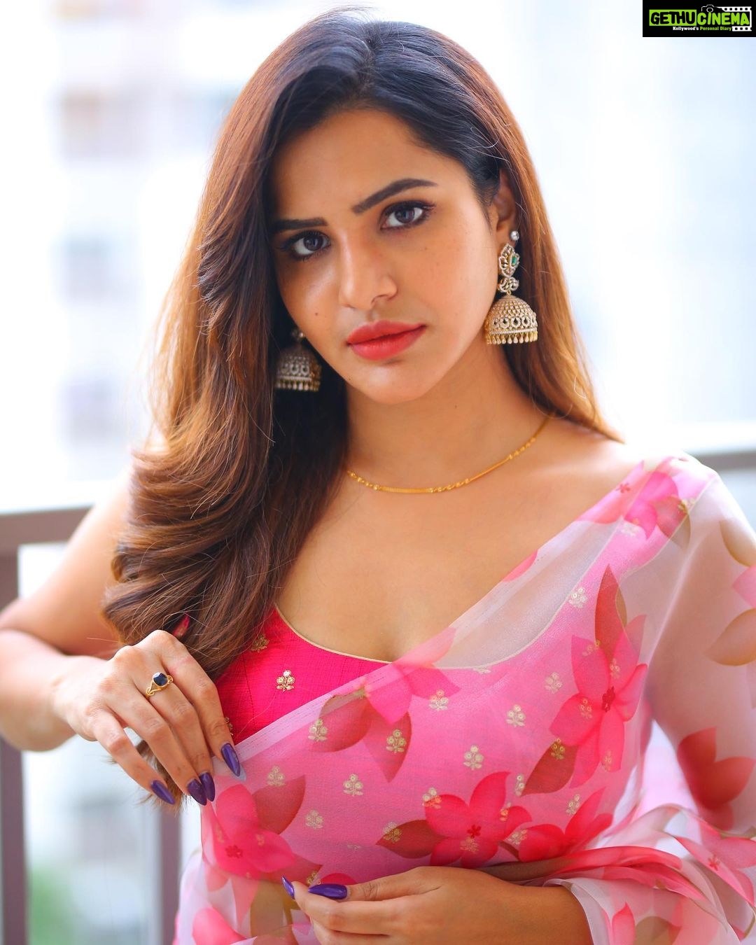 Ashu Reddy Instagram - Just a better version of me ♥️🌟 #ashureddy #sareefeels #beingtraditional #dussera2022 🐾 @naveen_photography_official 🙋🏻♀️