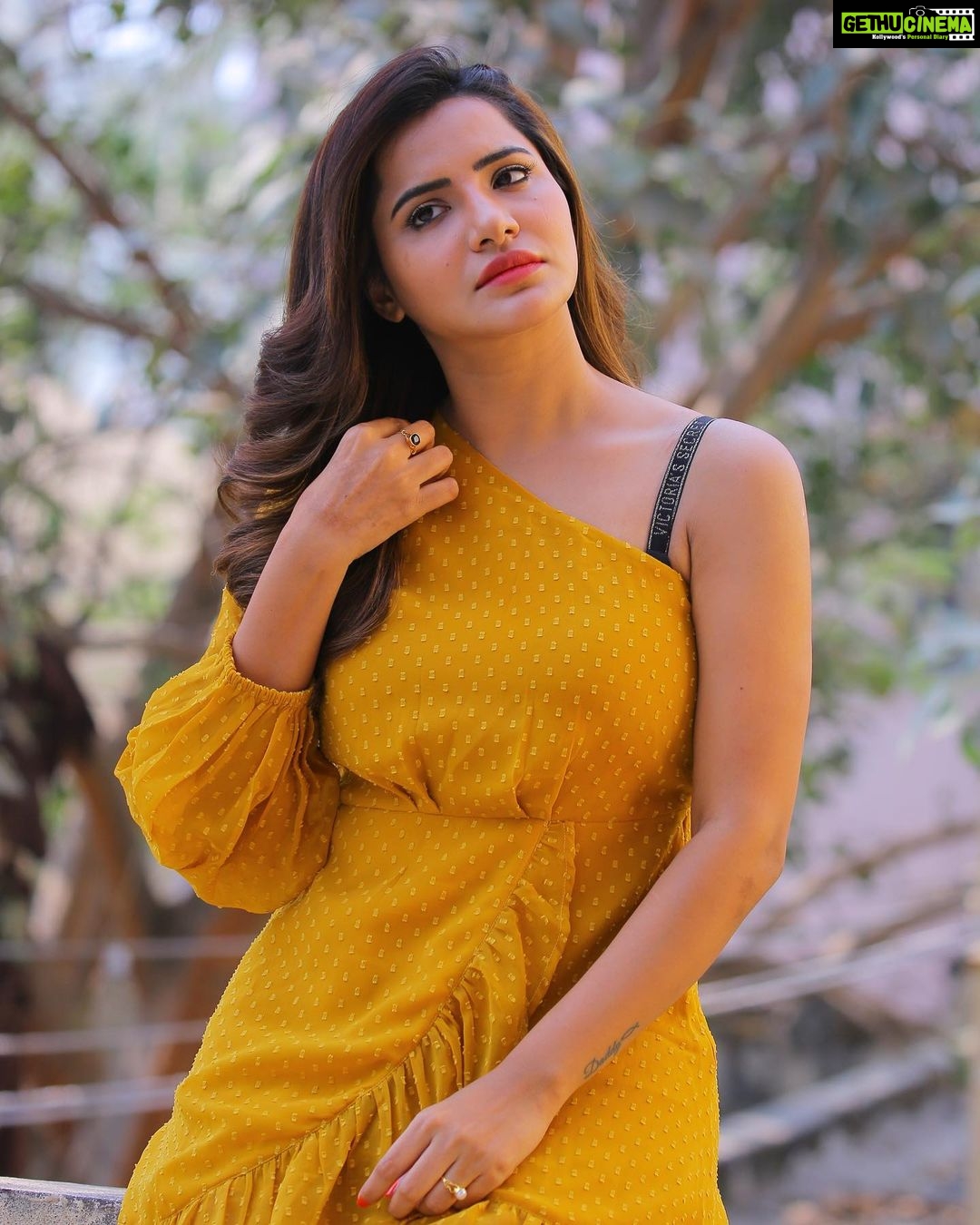 Ashu Reddy Instagram - Deeply in observation mode 🤭🧿♥️ #ashureddy #lostinthoughts💭 #seasontoshine 🎊