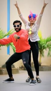 Ashu Reddy Instagram - The Crazy US! 🤪🤪 Happy Jodi of “Happy Days” 😍 @gnapikaentertainments @etvplusindia @ashu_uuu @anchorravi_offl #djtillu #reels