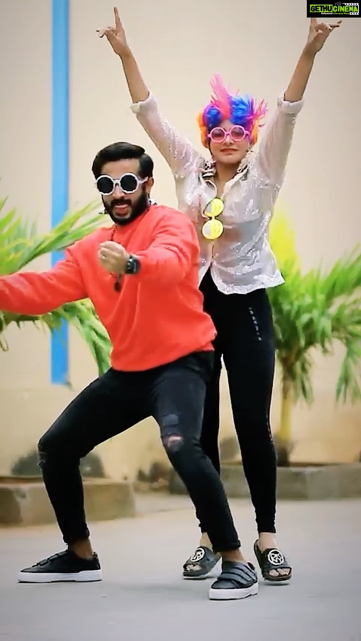 Ashu Reddy Instagram - The Crazy US! 🤪🤪 Happy Jodi of “Happy Days” 😍 @gnapikaentertainments @etvplusindia @ashu_uuu @anchorravi_offl #djtillu #reels