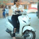 Ashu Reddy Instagram - Hi, haaiyigaa shikaru ki veldamaa..!! 🤭😎 #ashureddy #bikeridelover @naveen_photography_official