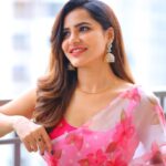 Ashu Reddy Instagram - Just a better version of me ♥️🌟 #ashureddy #sareefeels #beingtraditional #dussera2022 🐾 @naveen_photography_official 🙋🏻‍♀️
