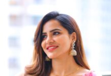 Ashu Reddy Instagram - Just a better version of me ♥️🌟 #ashureddy #sareefeels #beingtraditional #dussera2022 🐾 @naveen_photography_official 🙋🏻‍♀️