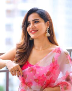 Ashu Reddy Instagram - Just a better version of me ♥️🌟 #ashureddy #sareefeels #beingtraditional #dussera2022 🐾 @naveen_photography_official 🙋🏻‍♀️