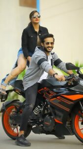 Ashu Reddy Instagram - Signal cross chesade, fine a maku paddade!! 😂🎥🎉 please wear helmets for safe drive! #ashureddy @anchorravi_offl #anchorravi_offl ✔️👽 #happydays ❤️ @naveen_photography_official 🎥