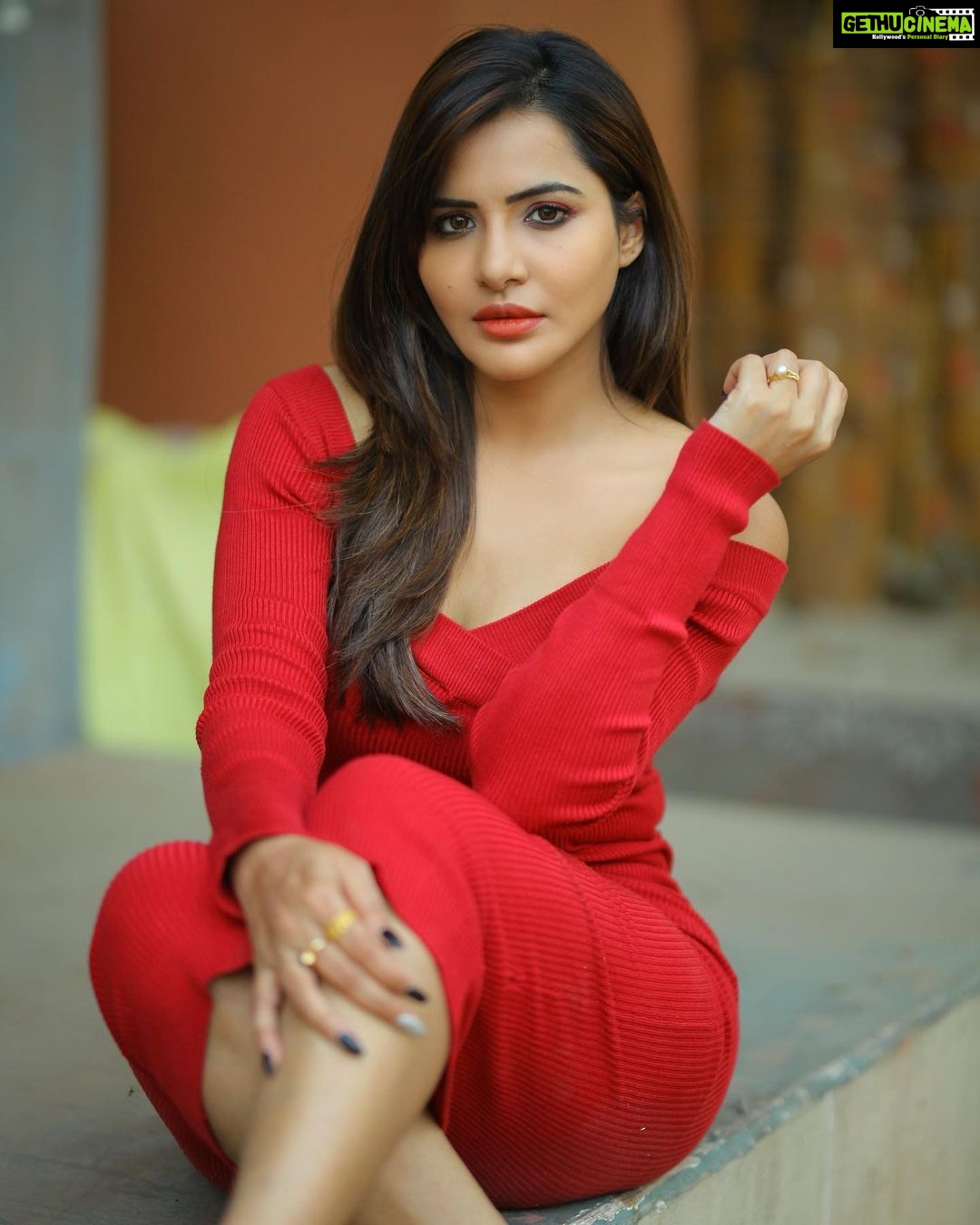 Ashu Reddy Instagram - Make it bright when you've light..!!😍 #ashureddy #reddress #redlovers❤️ #photooftheday @naveen_photography_official 🥳