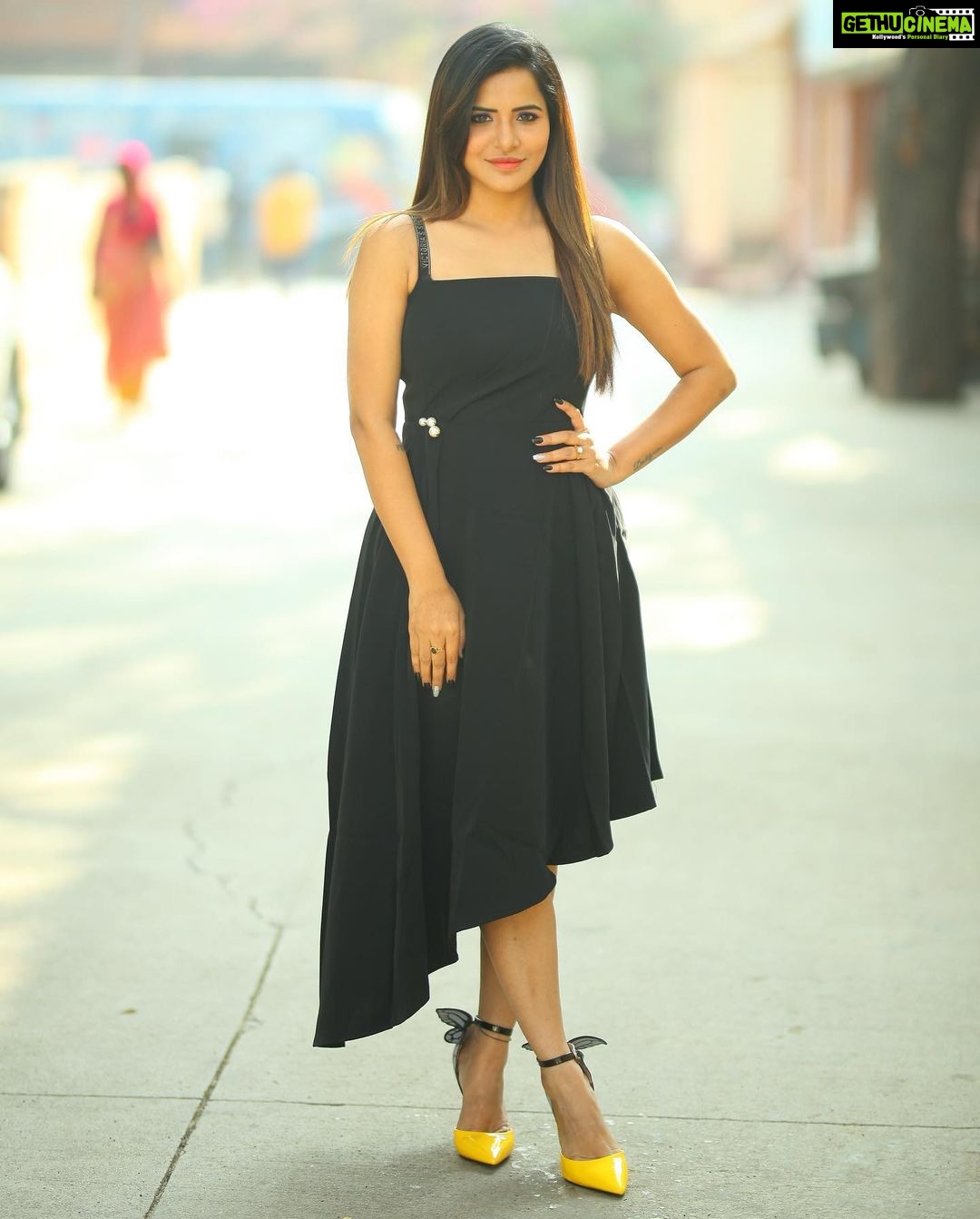 Ashu Reddy Instagram - Dark color is an emotion, everyone loves it..!!❤️🐺 #ashureddy #darkfantasy #photooftheday @naveen_photography_official 🧚🏻♀️