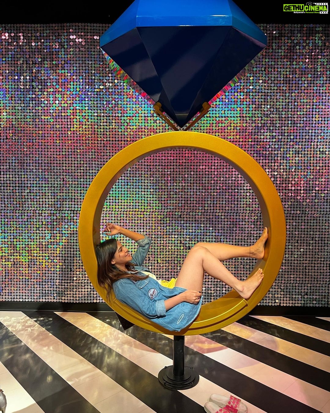 Ashu Reddy Instagram - Blue sapphire went wrong 😜😫🧚🏻♀️ #ashureddy #dubaitravel #vacationvibes #funny Madame Tussauds Dubai