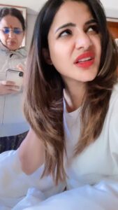 Ashu Reddy Instagram - Mommy tho mamulga undadu mari😂😂😂 #ashureddy 😎♥️ #funnyreels 👁🧚🏻‍♀️ #dubai