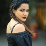 Ashu Reddy Instagram - Jadalatho bayapetadam ante idhenemo😂😂🌺 #ashureddy #photooftheday #funny #braids @hairstylistravi @naveen_photography_official