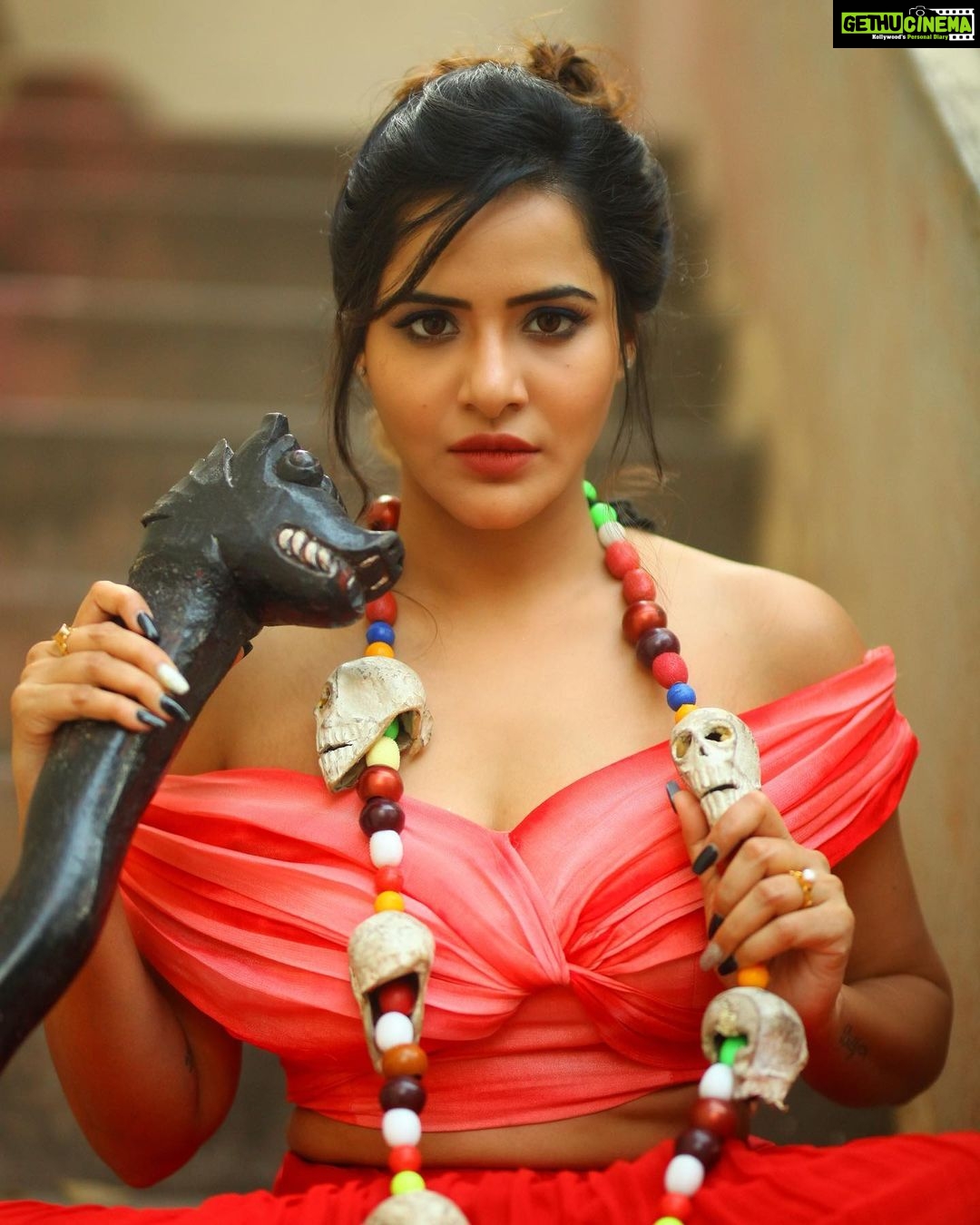 Ashu Reddy Instagram - Abraca Dabra, gili giliyaa!!😝🤣😂 #ashureddy #funnyposes #captionthisbetterthanme 😎👹 @naveen_photography_official @label.daara @hairstylistravi 🌹👁 #happydays