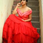 Ashu Reddy Instagram - Red gari ammai ra, Red dress veskundi raa!! 👁😂👹 #ashureddy @naveen_photography_official @label.daara @hairstylistravi #photoeveryday 🌹🦀