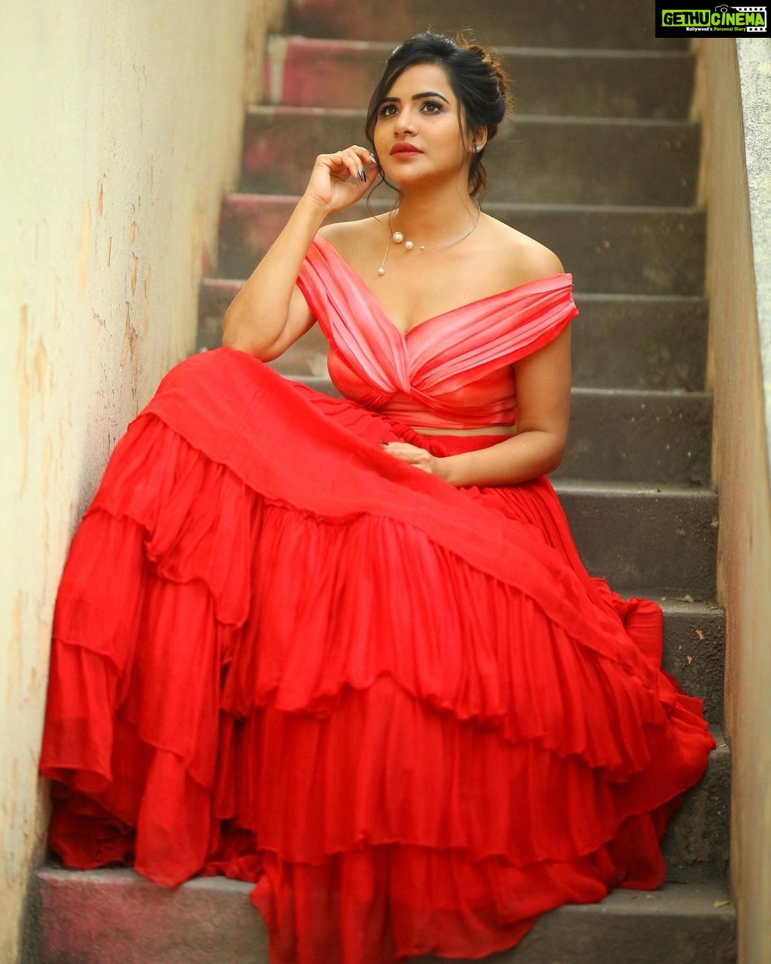 Ashu Reddy Instagram - Red gari ammai ra, Red dress veskundi raa!! 👁😂👹 #ashureddy @naveen_photography_official @label.daara @hairstylistravi #photoeveryday 🌹🦀