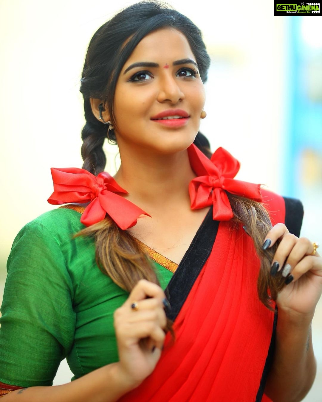 Ashu Reddy Instagram - When your life is rotta , make it a cheepirikatta..!! 😂 Keep your surroundings clean.. HAPPY BHOGI EVERYONE 🔥 😝 #ashureddy #photooftheday #cheepirikatta #funnyposts #happydaystvshow 👹 👻 @naveen_photography_official @hairstylistravi dress courtesy my lady @itshimaja