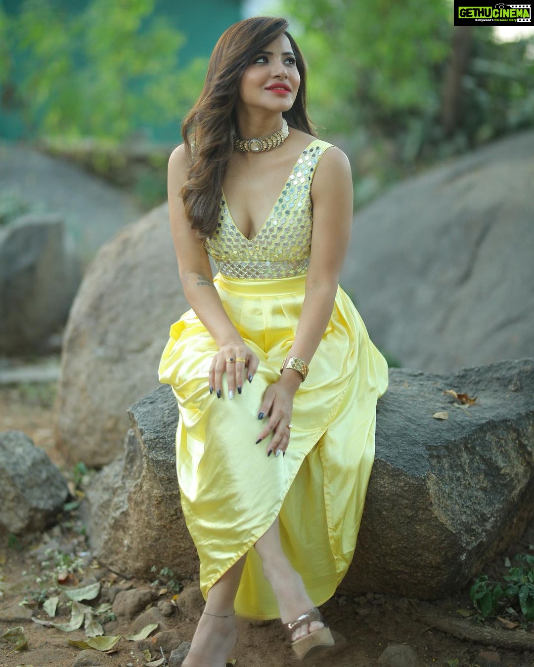 Ashu Reddy Instagram - Hold still, your name is going to get a meaning soon!! ♥️🏆 #ashureddy 🌟 @petalsbyswathi 🎉 @naveen_photography_official