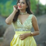 Ashu Reddy Instagram - Hold still, your name is going to get a meaning soon!! ♥️🏆 #ashureddy 🌟 @petalsbyswathi 🎉 @naveen_photography_official