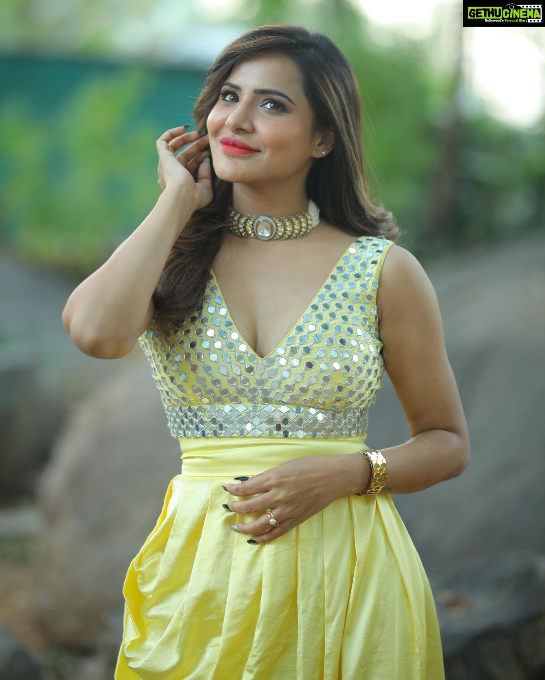 Ashu Reddy Instagram - Hold still, your name is going to get a meaning soon!! ♥️🏆 #ashureddy 🌟 @petalsbyswathi 🎉 @naveen_photography_official