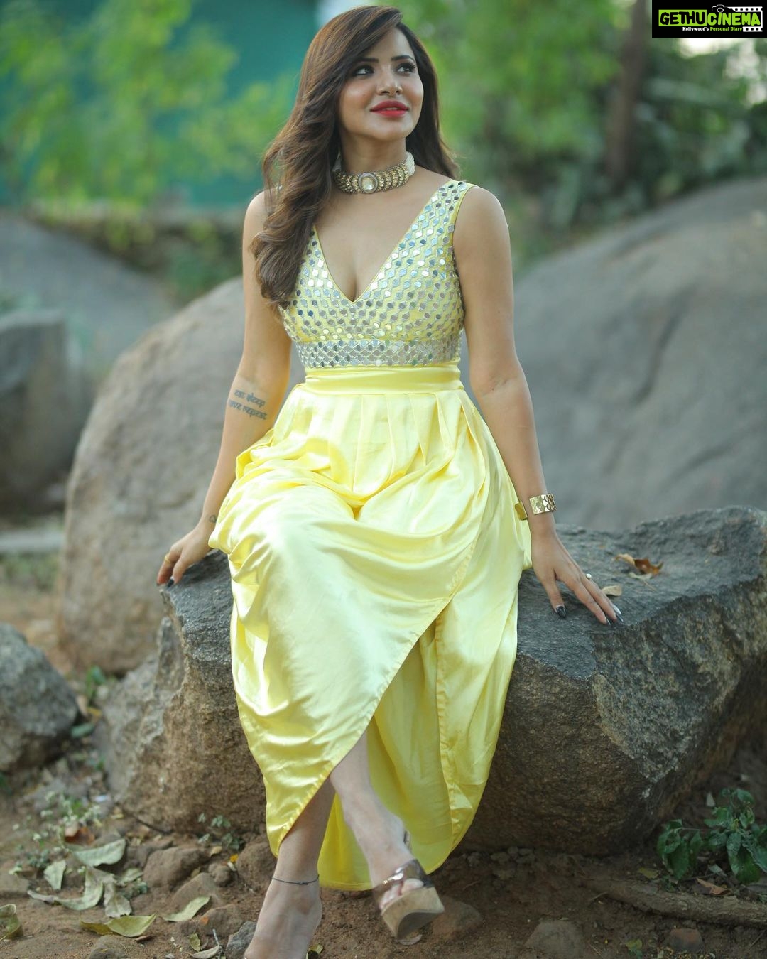 Ashu Reddy Instagram - Hold still, your name is going to get a meaning soon!! ♥️🏆 #ashureddy 🌟 @petalsbyswathi 🎉 @naveen_photography_official