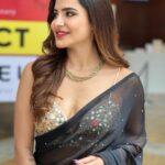 Ashu Reddy Instagram - Black saree is always a high 🌹🌟 #ashureddy #sareefeels #inauguration #hilifeexhibition ☘️