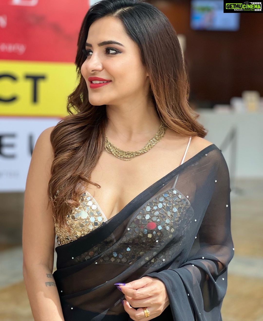 Ashu Reddy Instagram - Black saree is always a high 🌹🌟 #ashureddy #sareefeels #inauguration #hilifeexhibition ☘️