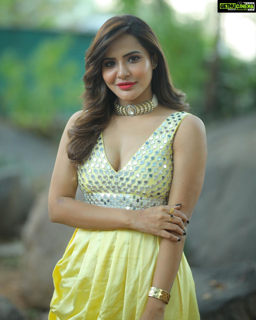 Ashu Reddy Instagram - Hold still, your name is going to get a meaning soon!! ♥️🏆 #ashureddy 🌟 @petalsbyswathi 🎉 @naveen_photography_official