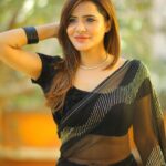 Ashu Reddy Instagram - • Ayeee.. Teri pyaari in saree • 🖤♥️ #ashureddy #blacksaree #siggu 🙈😵‍💫😂 @naveen_photography_official